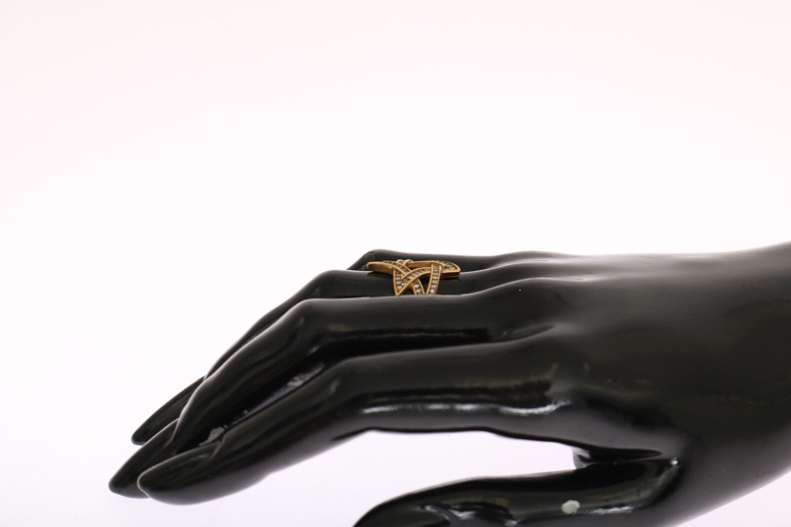 Eleganter goldener Ring mit CZ-Kristallen